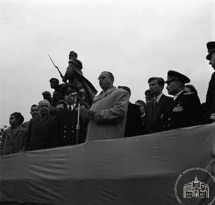 63 года назад в Севастополе торжественно открыли памятник героям-комсомольцам
