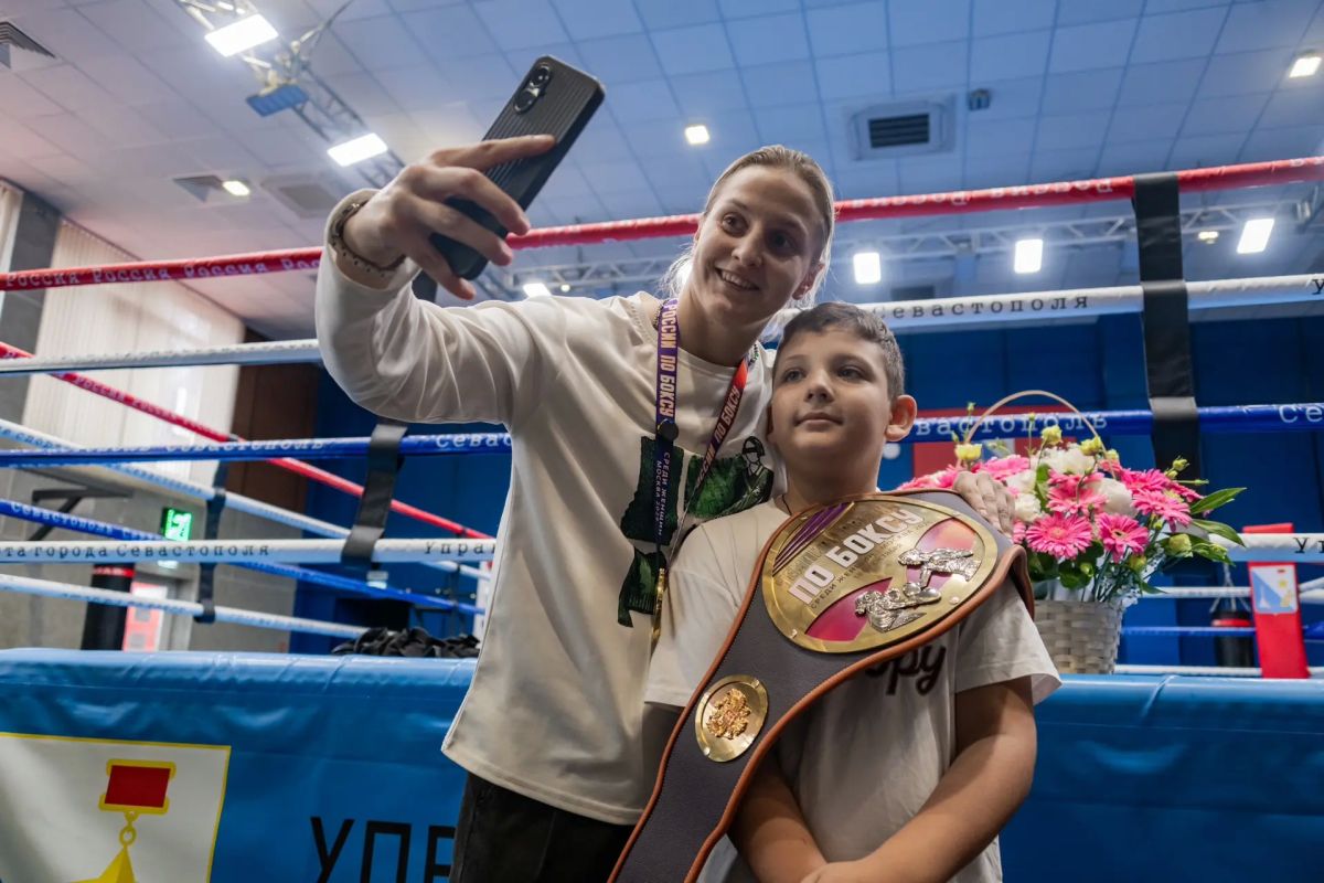 Ещё фотографии с встречи нашей двукратной чемпионки России по боксу Елены Гапешиной и её тренера Руслана Давиденко Ещё фотографии с встречи нашей двукратной чемпионки России по боксу Елены Гапешиной и её тренера Руслана Давиденко