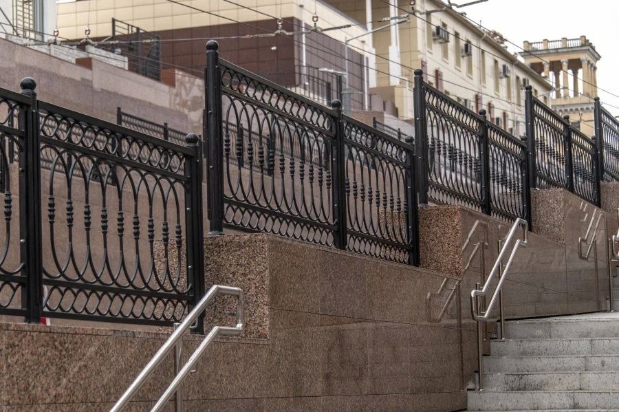 У рынка «Чайка» открыли лестничный спуск для пешеходов У рынка «Чайка» открыли лестничный спуск для пешеходов