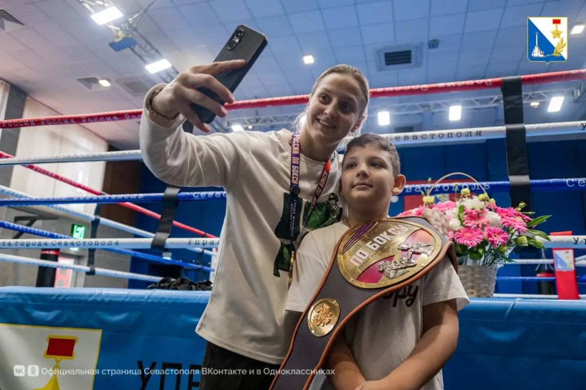 Двукратную чемпионку России по боксу Елену Гапешину торжественно встретили дома Двукратную чемпионку России по боксу Елену Гапешину торжественно встретили дома
