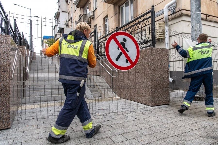 У рынка «Чайка» открыли лестничный спуск для пешеходов У рынка «Чайка» открыли лестничный спуск для пешеходов