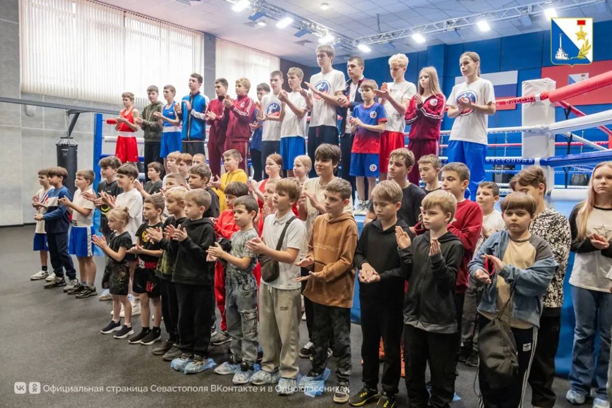 Двукратную чемпионку России по боксу Елену Гапешину торжественно встретили дома Двукратную чемпионку России по боксу Елену Гапешину торжественно встретили дома