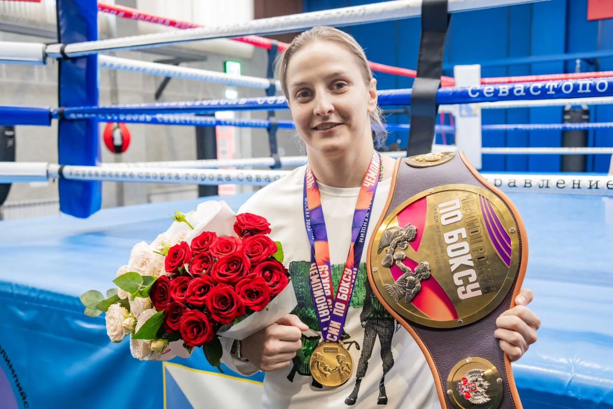 Ещё фотографии с встречи нашей двукратной чемпионки России по боксу Елены Гапешиной и её тренера Руслана Давиденко Ещё фотографии с встречи нашей двукратной чемпионки России по боксу Елены Гапешиной и её тренера Руслана Давиденко