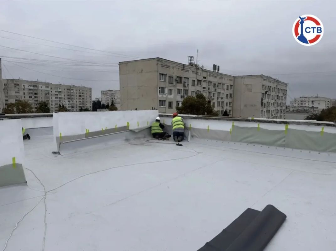 В Севастополе ремонтируют крышу дома на проспекте Героев Сталинграда В Севастополе ремонтируют крышу дома на проспекте Героев Сталинграда