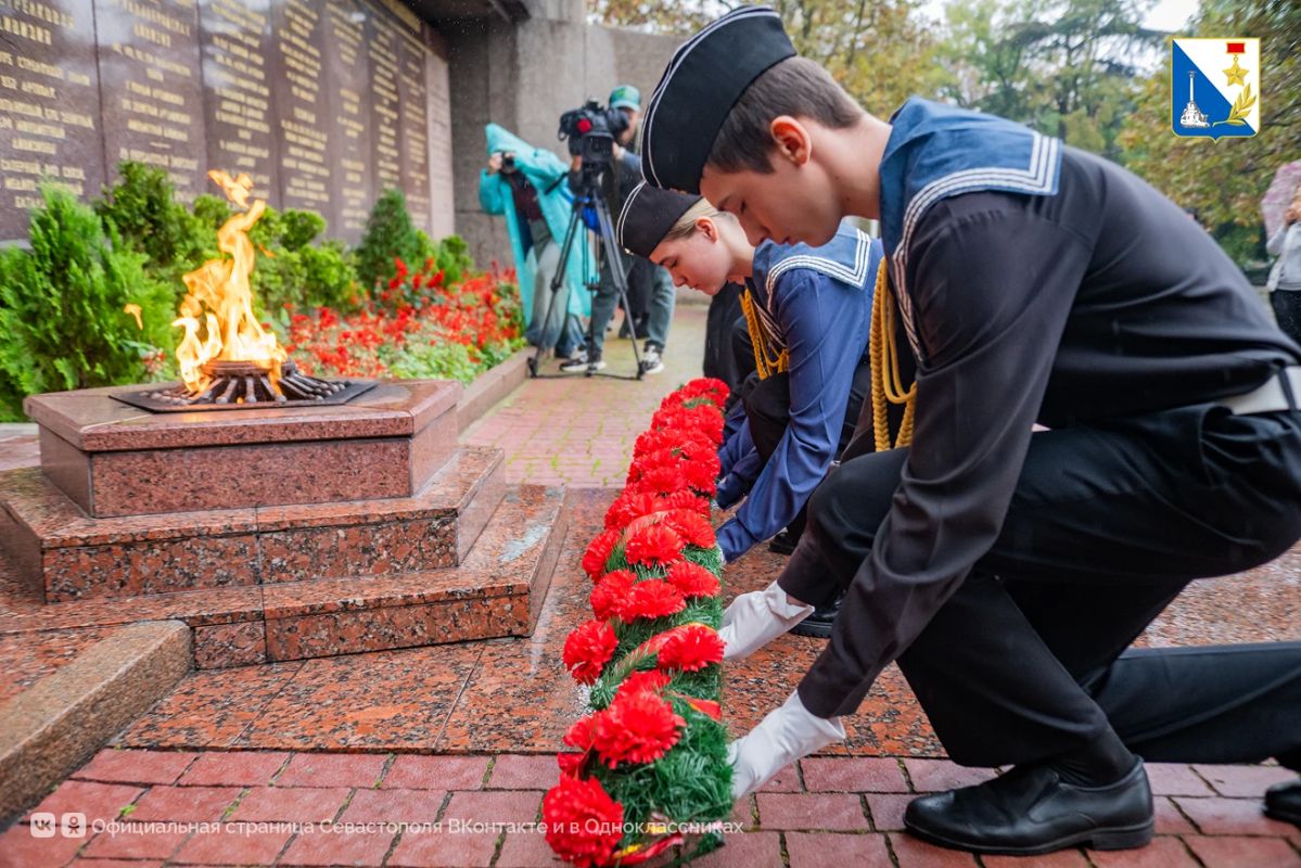 Севастопольские школьники почтили память участников второй героической обороны города Севастопольские школьники почтили память участников второй героической обороны города