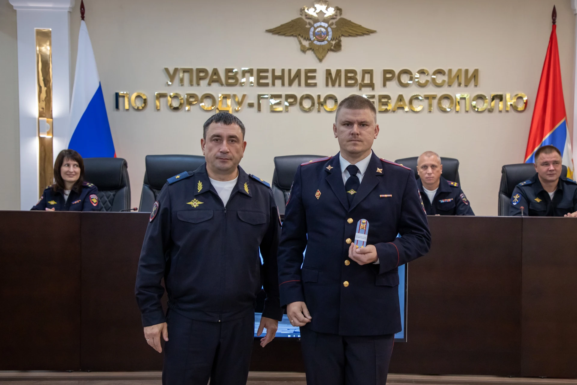 Начальник УМВД России по г.Севастополю генерал-майор полиции Сергей Сигунов вручил новые погоны сотрудникам ОВД, получившим первые и очередные звания