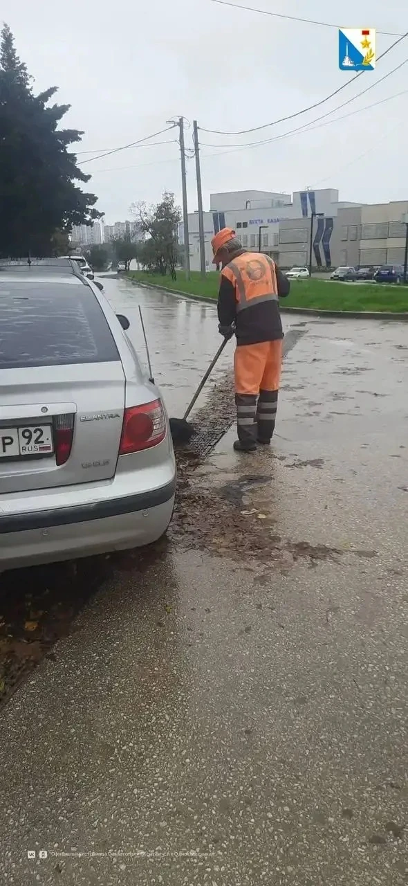 «Севавтодор» очищает дороги и ливневки в Севастополе