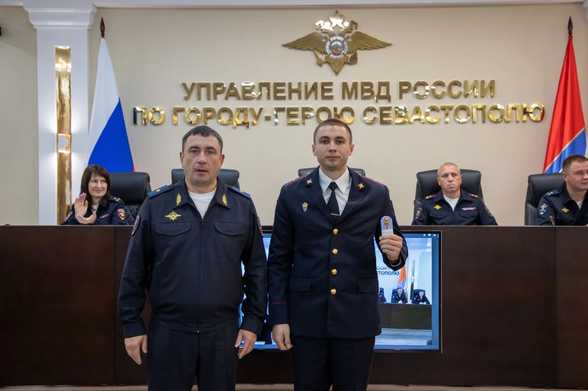 Начальник УМВД России по г.Севастополю генерал-майор полиции Сергей Сигунов вручил новые погоны сотрудникам ОВД, получившим первые и очередные звания Начальник УМВД России по г.Севастополю генерал-майор полиции Сергей Сигунов вручил новые погоны сотрудникам ОВД, получившим первые и очередные звания