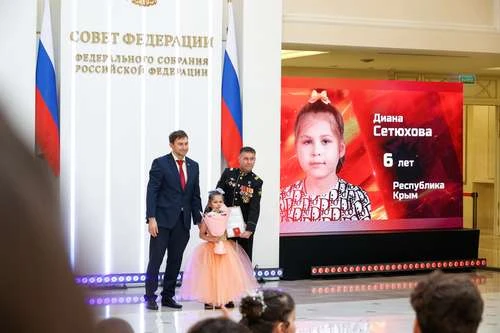 Шестилетняя Диана спасла троих детей из огня — юную героиню из Крыма наградили в Совфеде
