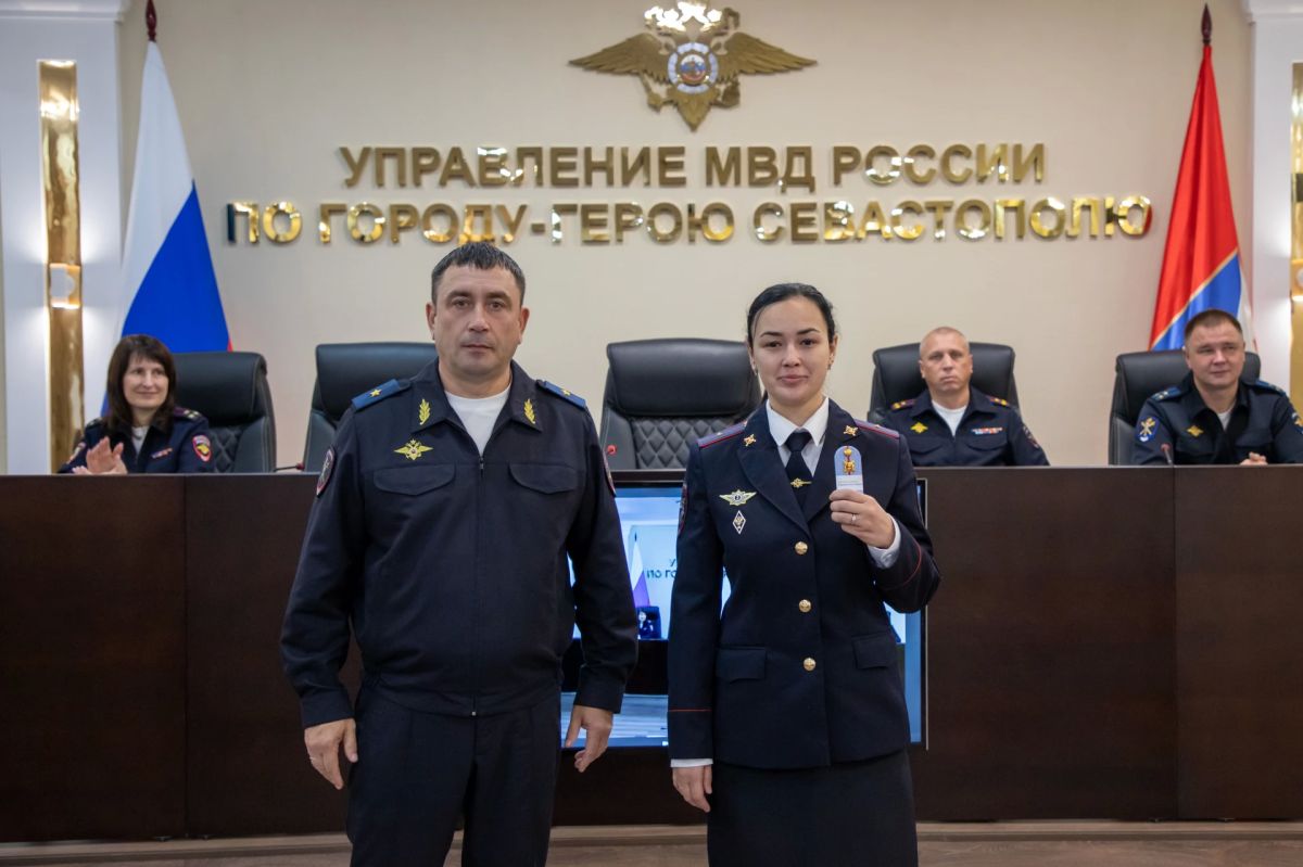 Начальник УМВД России по г.Севастополю генерал-майор полиции Сергей Сигунов вручил новые погоны сотрудникам ОВД, получившим первые и очередные звания Начальник УМВД России по г.Севастополю генерал-майор полиции Сергей Сигунов вручил новые погоны сотрудникам ОВД, получившим первые и очередные звания