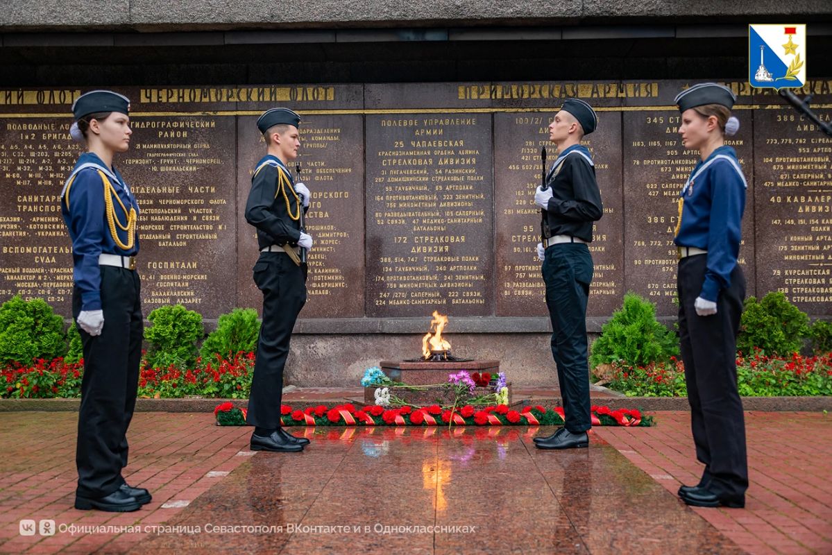 Севастопольские школьники почтили память участников второй героической обороны города Севастопольские школьники почтили память участников второй героической обороны города