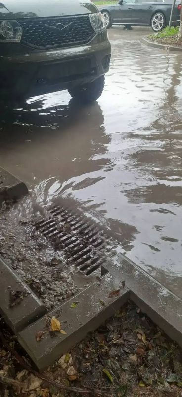 В круглосуточном режиме продолжаем ликвидировать последствия непогоды в городе В круглосуточном режиме продолжаем ликвидировать последствия непогоды в городе