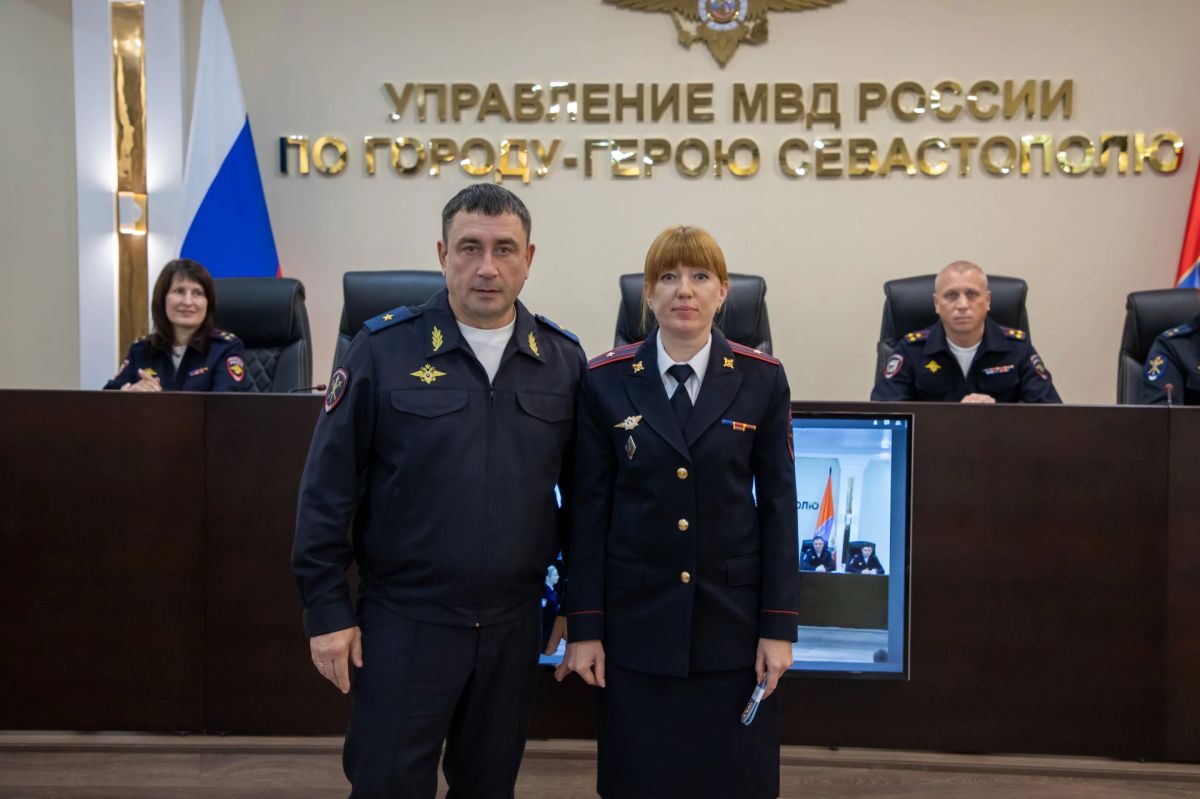 Начальник УМВД России по г.Севастополю генерал-майор полиции Сергей Сигунов вручил новые погоны сотрудникам ОВД, получившим первые и очередные звания Начальник УМВД России по г.Севастополю генерал-майор полиции Сергей Сигунов вручил новые погоны сотрудникам ОВД, получившим первые и очередные звания