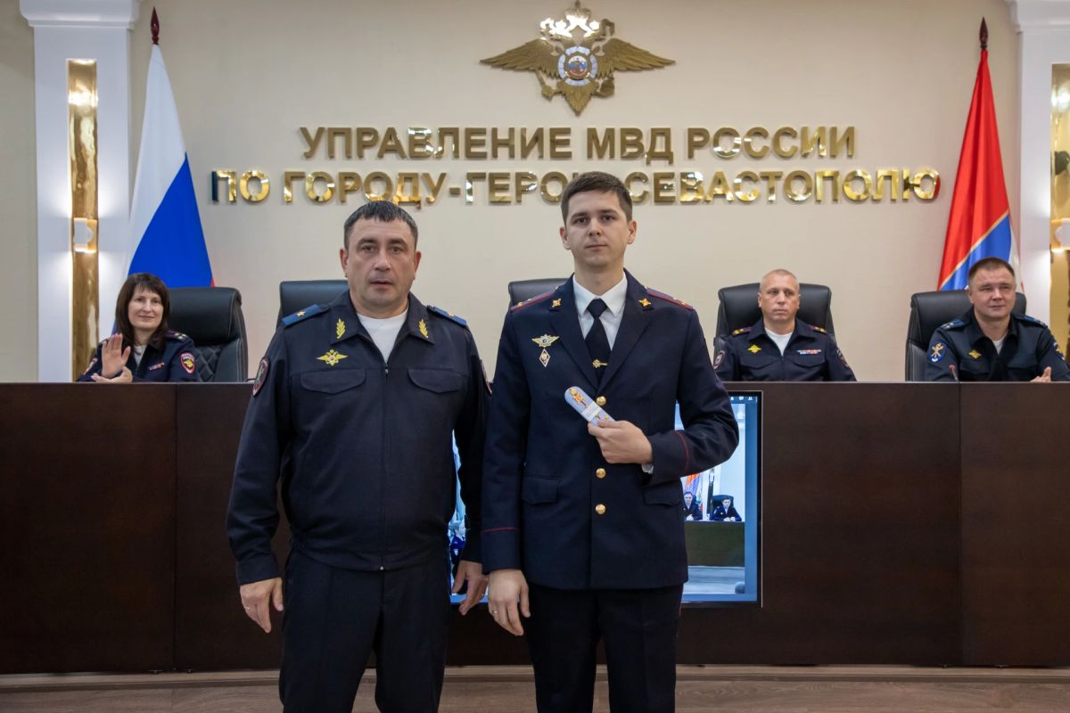 Начальник УМВД России по г.Севастополю генерал-майор полиции Сергей Сигунов вручил новые погоны сотрудникам ОВД, получившим первые и очередные звания Начальник УМВД России по г.Севастополю генерал-майор полиции Сергей Сигунов вручил новые погоны сотрудникам ОВД, получившим первые и очередные звания