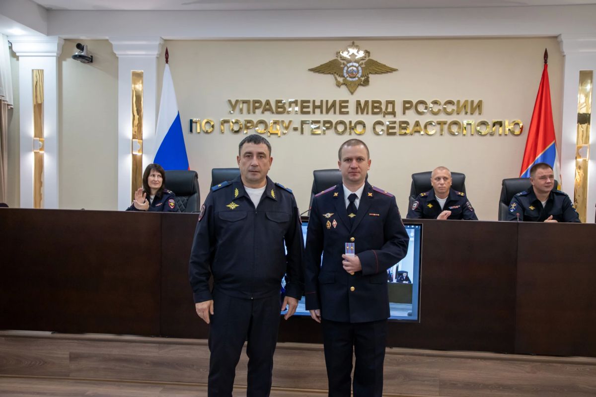 Начальник УМВД России по г.Севастополю генерал-майор полиции Сергей Сигунов вручил новые погоны сотрудникам ОВД, получившим первые и очередные звания Начальник УМВД России по г.Севастополю генерал-майор полиции Сергей Сигунов вручил новые погоны сотрудникам ОВД, получившим первые и очередные звания