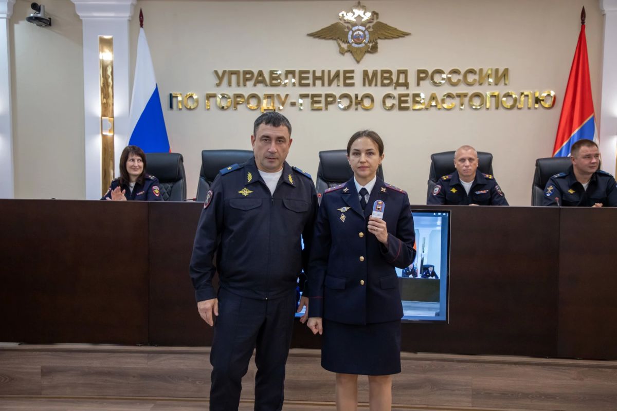 Начальник УМВД России по г.Севастополю генерал-майор полиции Сергей Сигунов вручил новые погоны сотрудникам ОВД, получившим первые и очередные звания Начальник УМВД России по г.Севастополю генерал-майор полиции Сергей Сигунов вручил новые погоны сотрудникам ОВД, получившим первые и очередные звания