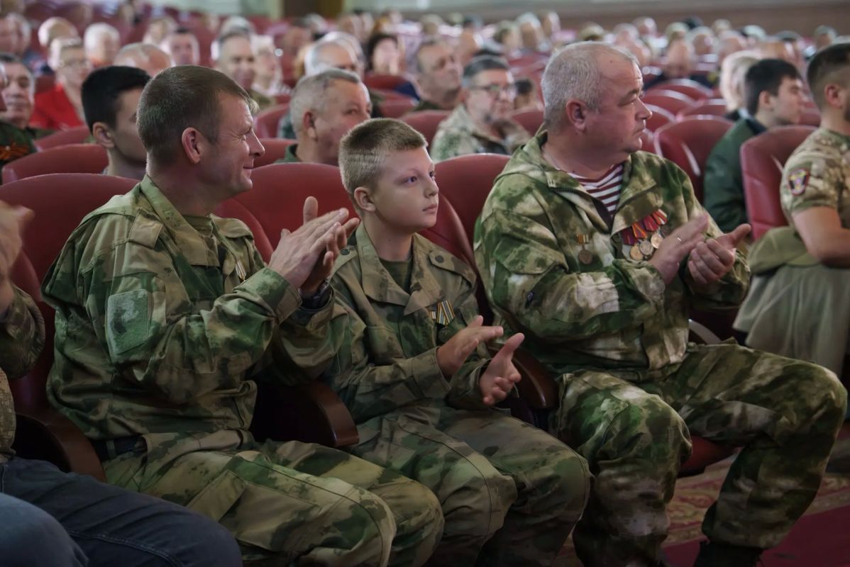 Михаил Развожаев: Сегодня в Доме офицеров флота в торжественной обстановке поздравил участников севастопольского объединения поисковых отрядов «Долг» с 35-летием и вручил заслуженные награды Михаил Развожаев: Сегодня в Доме офицеров флота в торжественной обстановке поздравил участников севастопольского объединения поисковых отрядов «Долг» с 35-летием и вручил заслуженные награды